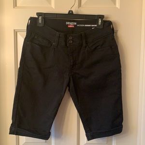 Levi’s Women’s Black Modern Skinny Jean Shorts. Size 30.